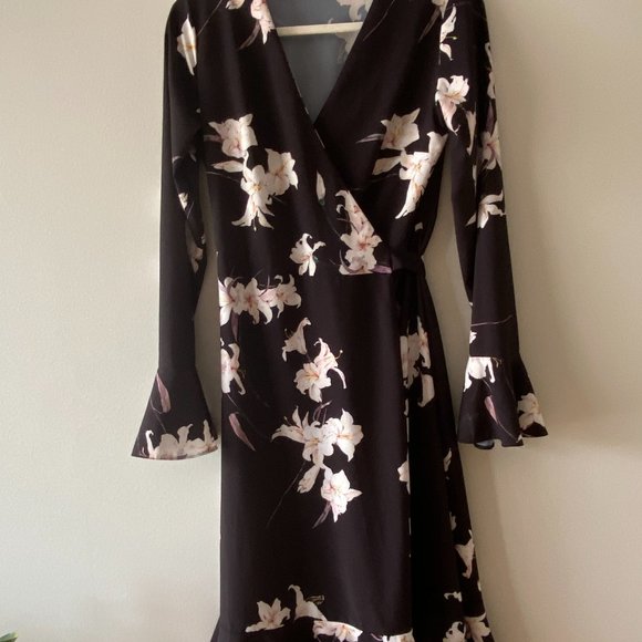 Elegant Black Dress with Romantic Details - Picture 3 of 5